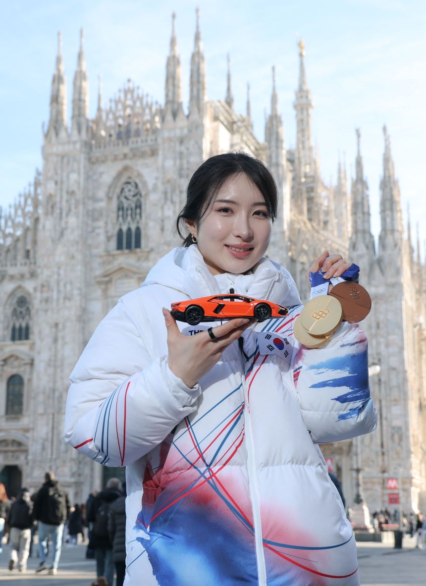 밀라노 올림픽 대한민국 유일한 2관왕 김길리가 21일(현지시간) 이탈리아 밀라노 두오모 대성당 광장에서 중앙일보와 만났다. 람보르기니 미니카와 메달 3개를 들여 보였다. 김종호 기자