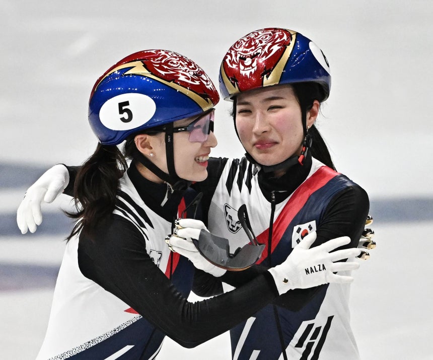 20일(현지시간) 이탈리아 밀라노 아이스스케이팅 아레나에서 열린 2026 밀라노 코르티나담페초 동계올림픽 여자 쇼트트랙 여자 1500m 결승에서 금메달을 확보한 김길리(오른쪽)와 은메달 최민정이 기뻐하고 있다. 김종