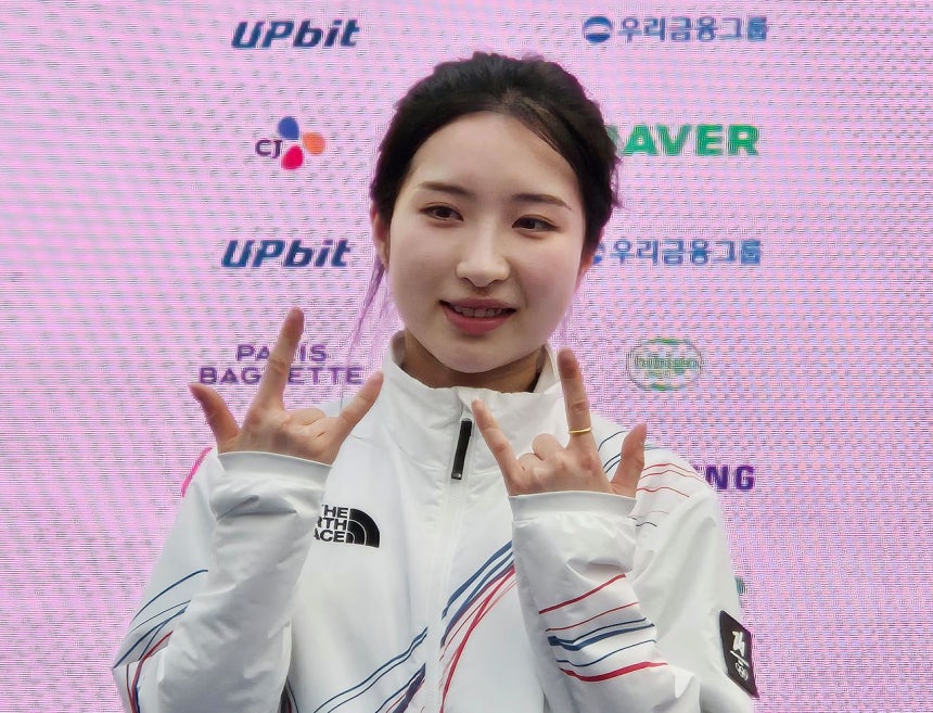 22일(한국시간) 이탈리아 밀라노 코리아하우스에서 열린 2026 밀라노ㆍ코르티나담페초 동계올림픽 대한민국 결산 기자회견에서 쇼트트랙 김길리가 세리머니 포즈를 취하고 있다. 연합뉴스