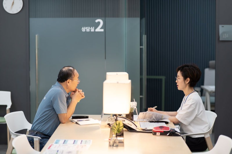 재취업 쩔쩔 매는 40대 김과장…'취업률 75%' 베테랑 과외 받는다