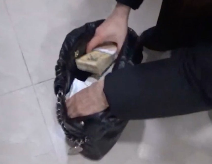 A씨 딸이 출근을 하겠다며 챙긴 가방 속에 현금 1억원이 나오는 모습. 사진 국세청