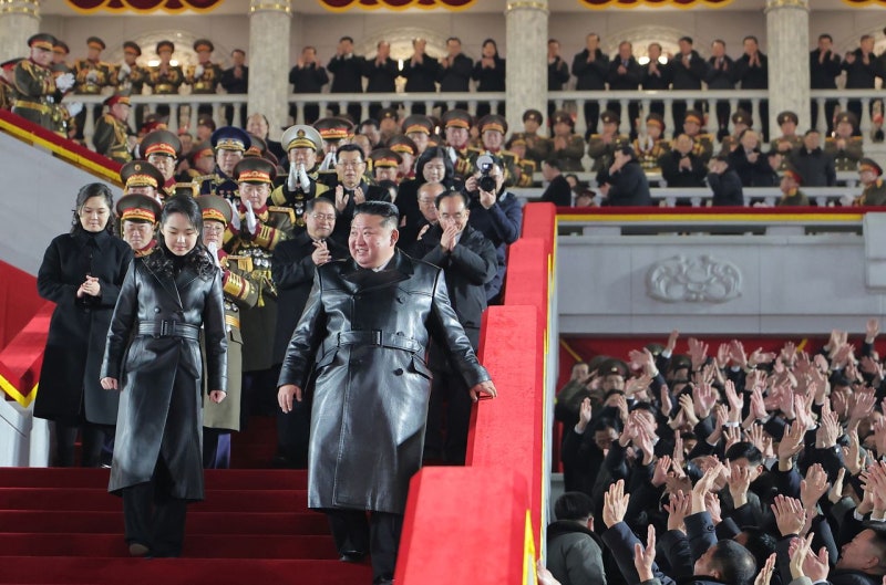 [사진] 같은 가죽재킷 입고…김정은 아닌 주애가 가운데 섰다