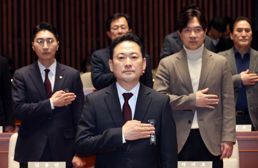 국민의힘 장동혁 대표가 1일 국회 예결위회의장에서 열린 의원총회에서 국기에 경례하고 있다. 연합뉴스