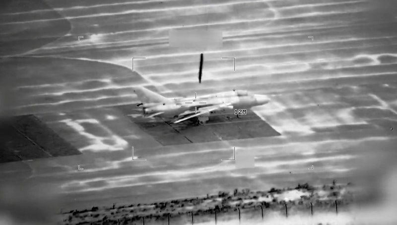 [사진] 미군이 공개한 이란 전투기 정밀 타격 순간