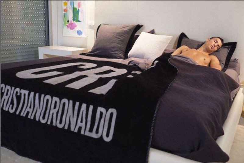 잠 쪼개는 호날두 90분 수면법…"일반인 꿈 깨라" 의사의 경고