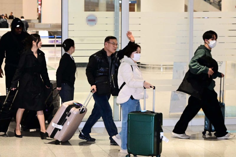 [사진] 가족 품으로…중동 교민·여행객들 귀국