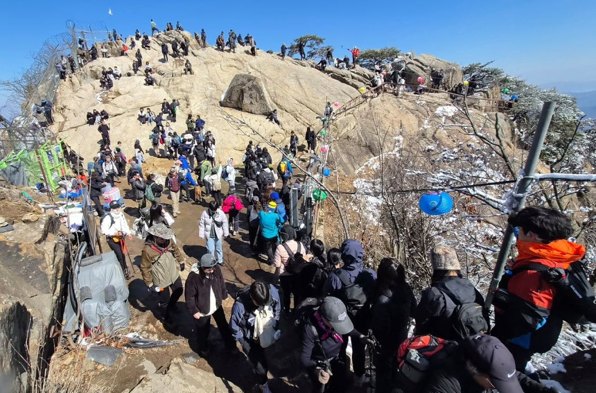 7일 오후 관악산 정상 연주대가 등산객으로 붐비는 모습. 이규림 기자