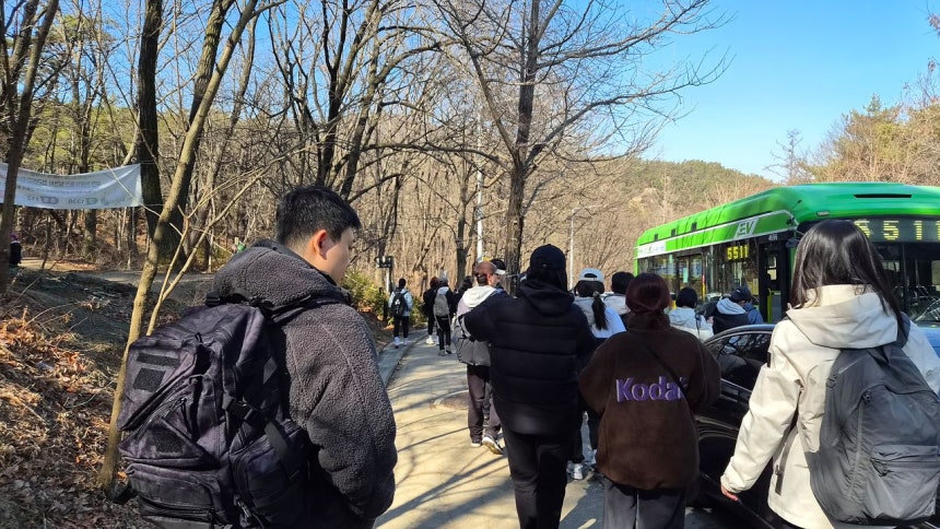 7일 오전 관악산에서 하산한 등산객들이 서울대 건설환경연구소에서 버스를 타는 모습. 이규림 기자