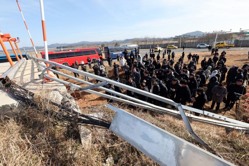 둔덕이 전부 아니다…“제주항공 참사 원인, 다각도 분석해야”