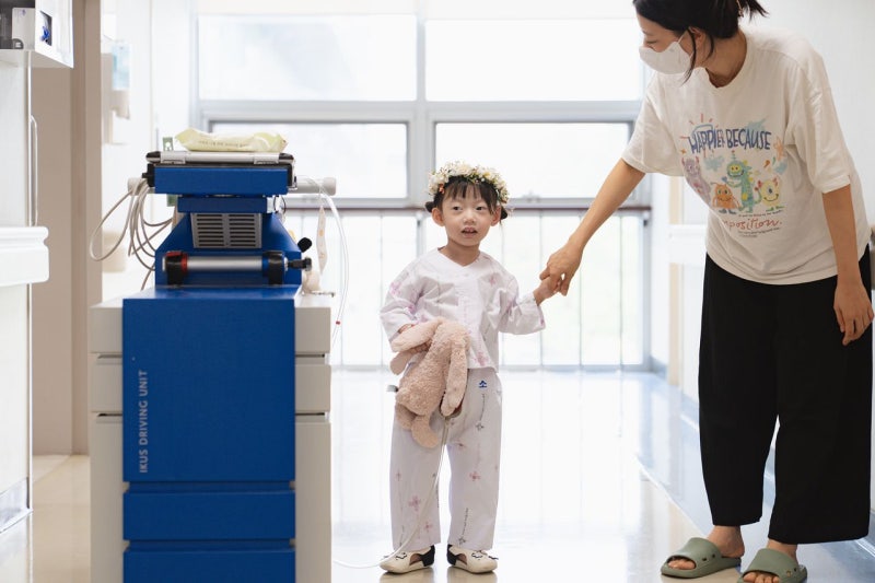 냉장고만한 기계 묶여 24시간…2년째 '새 심장' 찾는 4살 이은이