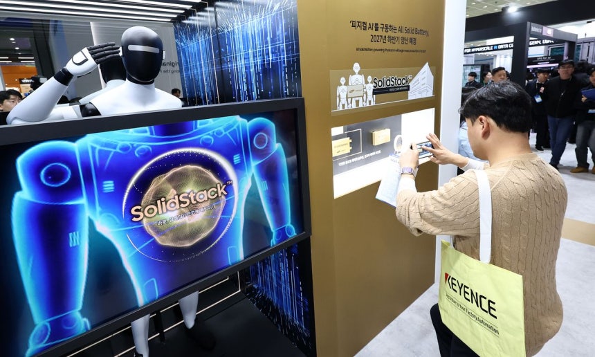11일 서울 코엑스에서 열린 '인터배터리 2026'에서 삼성SDI 부스를 찾은 사람들이 전고체 배터리 제품을 살펴보고 있다.뉴스1