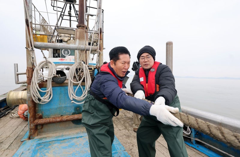 박찬대와 새우잡이 배 탄 정 청래 “험지 탈환하자”