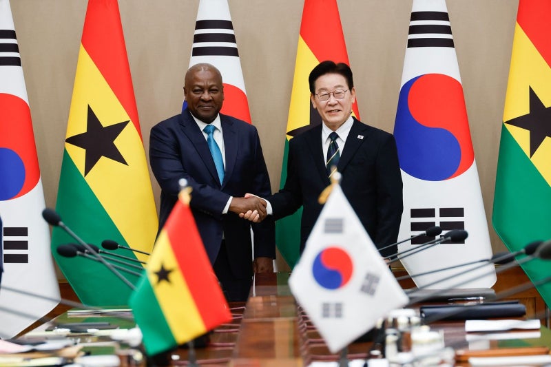 [사진] 가나 대통령과 회담…가나 초콜릿 특별판 선물