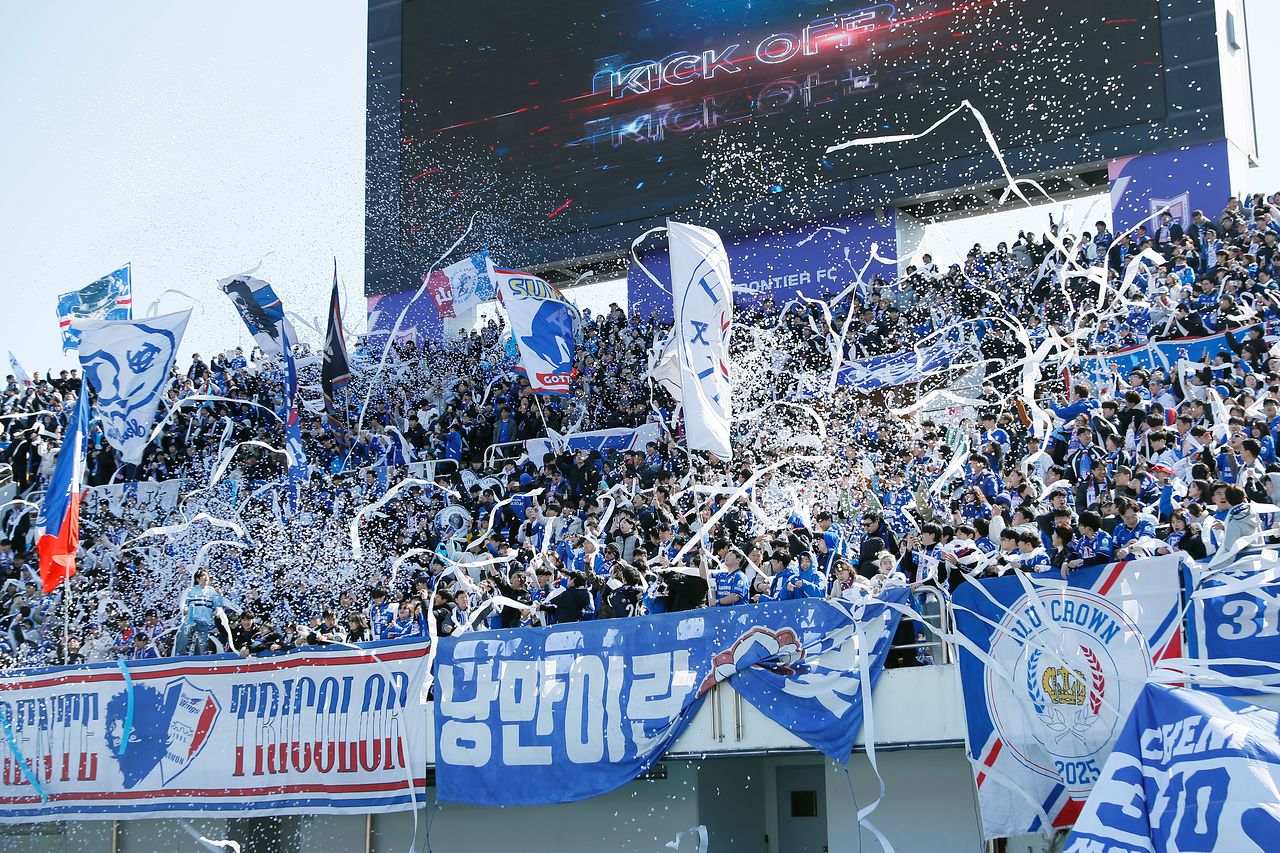 불붙은 수원 팬심…승격 청부사가 기름 붓는다