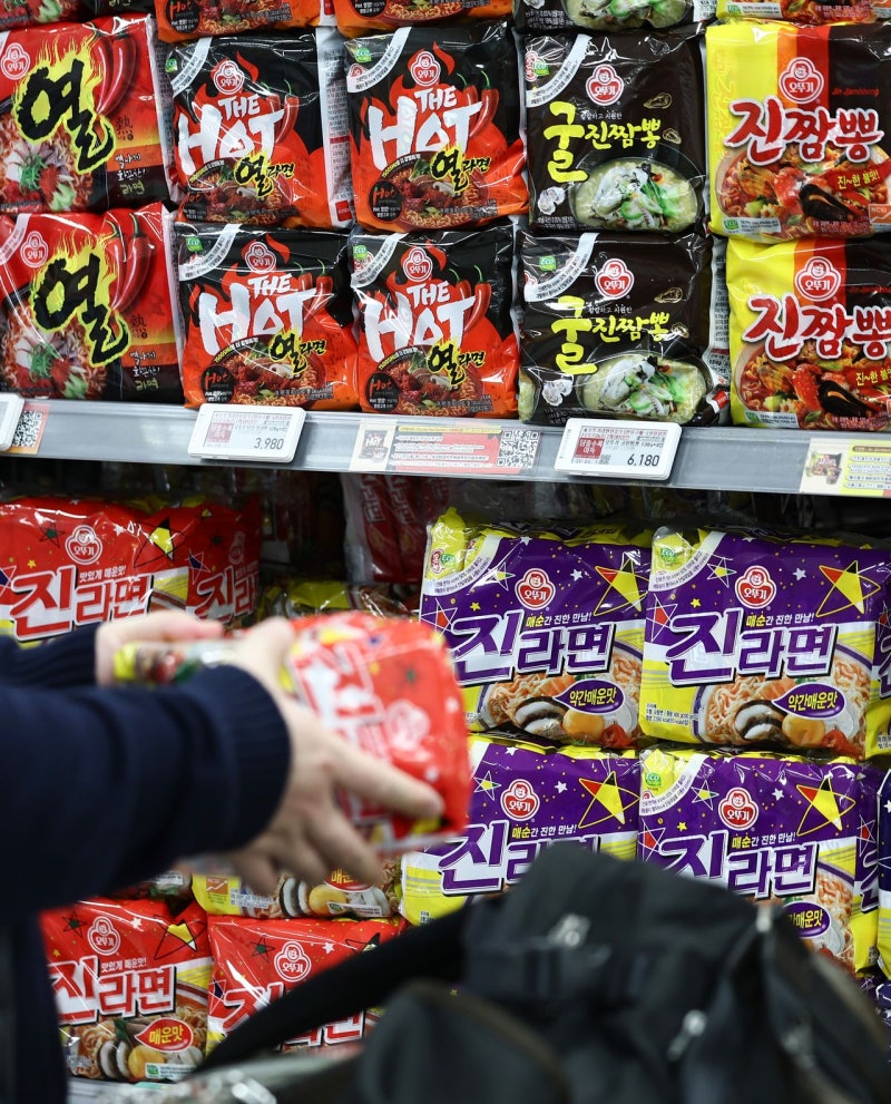 안성탕면·카놀라유…라면·식용유·과자값 줄줄이 내린다