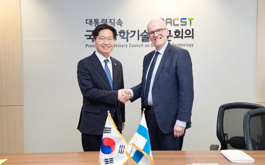 구혁채 과학기술정보통신부 1차관이 13일 서울 종로구 광화문교보빌딩 국가과학기술자문회의 중회의실에서 안티 바사라 핀란드 기술특사를 만나 기념 촬영하고 있다.[사진 과학기술정보통신부] 