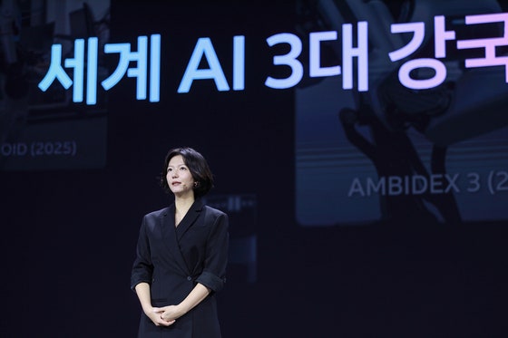 최수연 네이버 대표이사가 지난해 11월 서울 강남구 코엑스 그랜드볼룸에서 열린 단25(DAN25) 콘퍼런스에서 발표하고 있다.사진 네이버