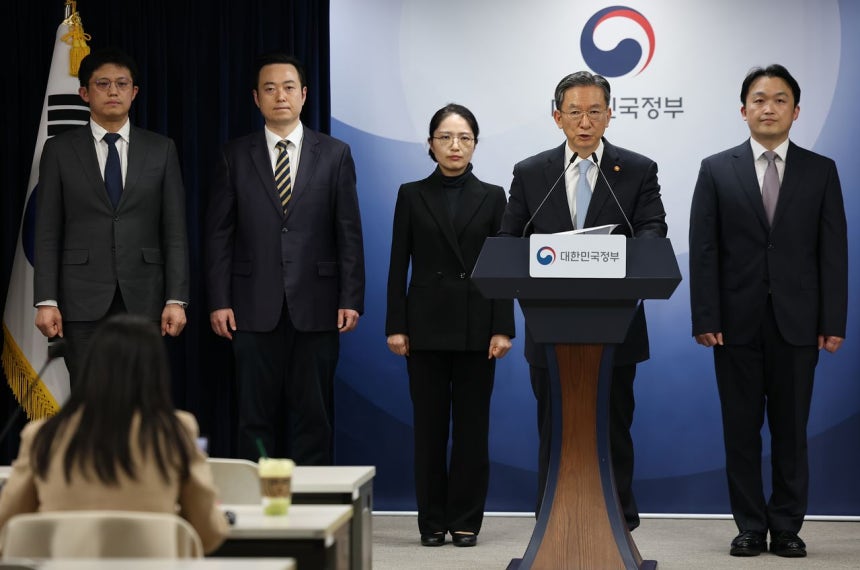 정성호 법무부 장관이 14일 정부서울청사에서 쉰들러 국제투자분쟁 승소 관련 브리핑을 하고 있다.법무부는 스위스에 본사를 둔 승강기업체 쉰들러 홀딩 아게(Schindler Holding AG)가 한국 정부를 상대