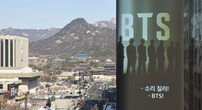 방탄소년단(BTS) 컴백 공연을 이틀 앞둔 지난 19일 서울 종로구 광화문광장 인근 빌딩 전광판에 컴백 공연을 알리는 광고가 표출되고 있다.김종호 기자