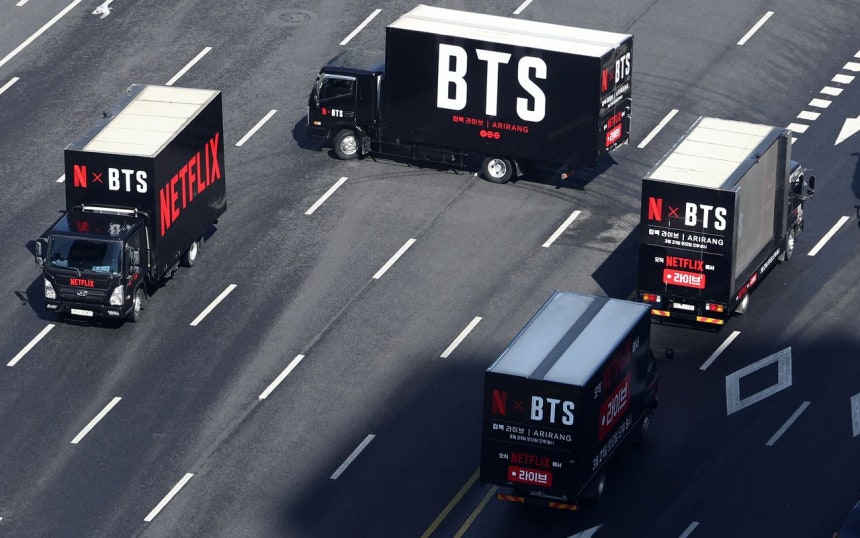 방탄소년단(BTS) 완전체 컴백 공연이 이틀 앞으로 다가온 19일 서울 세종대로 일대에서 넷플릭스의 BTS 컴백 공연 라이브 홍보 차량이 오가고 있다.뉴스1