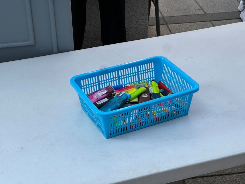 21일 BTS 컴백 공연이 열리는 광화문 인근 경찰 금속탐지기에 라이터 등이 버려져 있다. 중앙포토