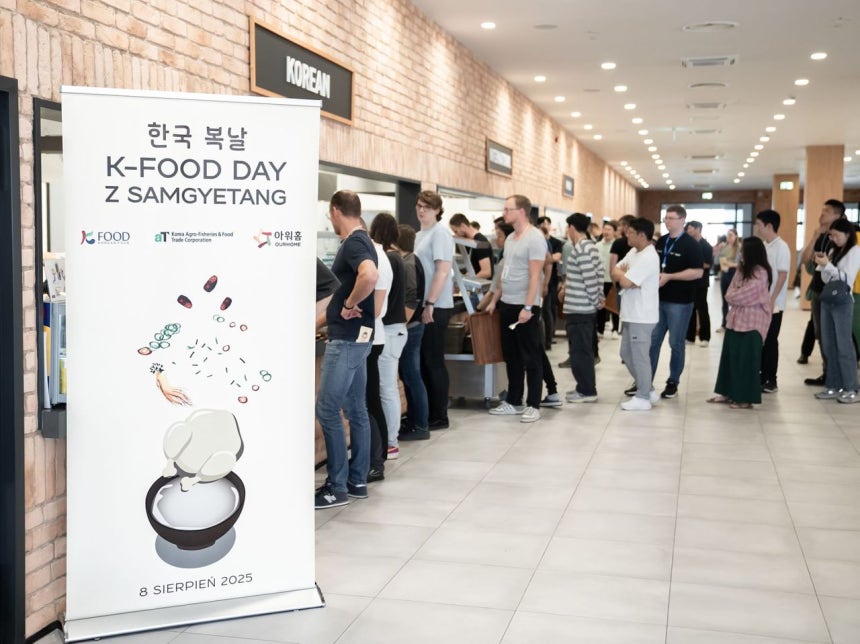 지난해 여름 폴란드에 있는 한 현지기업 구내식당에서 삼계탕을 먹기 위해 외국인 직원들이 줄을 선 모습. 사진 아워홈