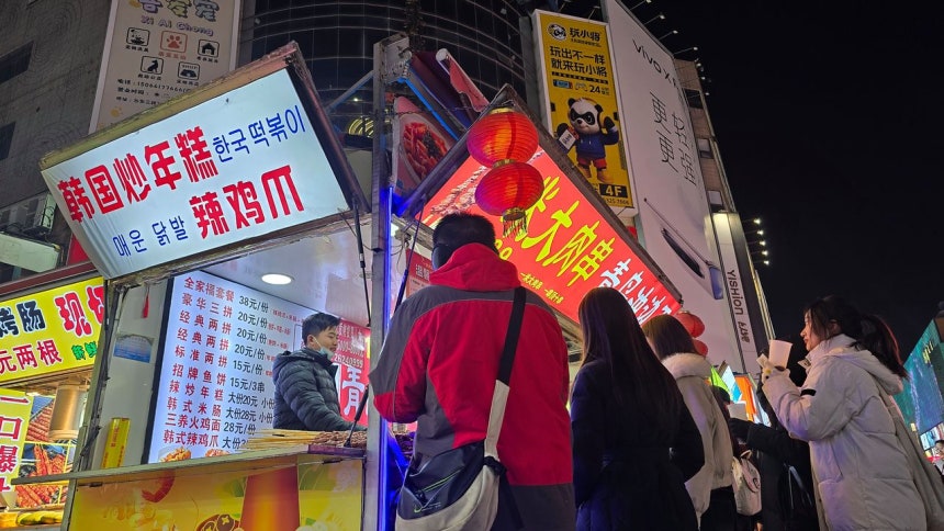 중국 칭다오 '타이동 야시장'에서 떡볶이, 매운 닭발을 먹고 있는 중국인들. 칭다오=노유림 기자