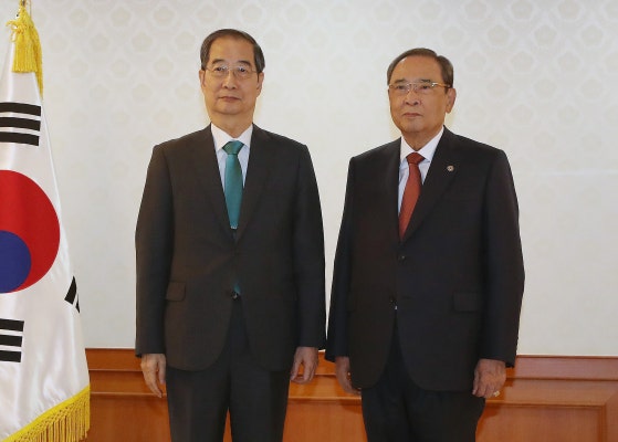 한덕수 전 국무총리가 서울 종로구 정부서울청사에서 열린 차관급 임명장 수여식에서 이세웅 평안북도지사에게 임명장 수여 후 기념촬영을 하고 있다. [뉴스1]