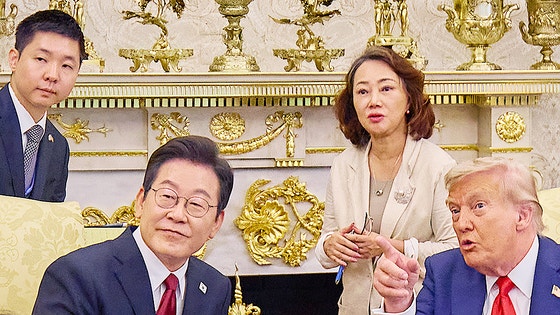 이재명 대통령과 도널드 트럼프 미국 대통령이 지난해 8월 25일(현지시간) 미국 워싱턴 DC 백악관에서 정상회담을 가졌다.뒷줄 왼쪽은 이 대통령의 통역을 담당한 조영민 대통령실 행정관,오른쪽은 트럼프 대통령 통역