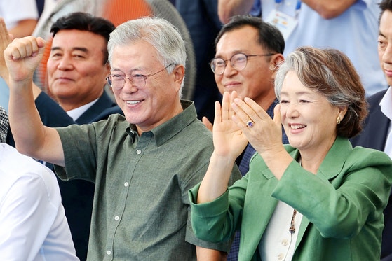 문재인 전 대통령과 김정숙 여사가 지난해 5·18민주광장에서 열린 2025 세계양궁선수권대회 리커브 여자 개인전을 관람하면서 환호하는 모습.연합뉴스