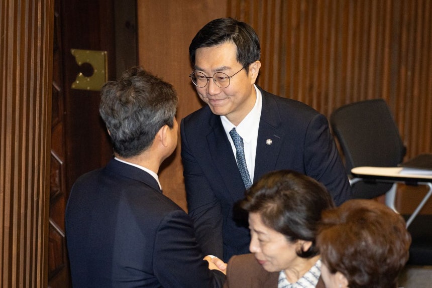 더불어민주당을 탈당한 장경태 의원이 20일 서울 여의도 국회에서 열린 제433회 국회(임시회) 제2차 본회의에서 공소청법안(대안)에 대한 무제한토론 종결 동의의 건 표결 후 본회의장을 나서며 의원들과 인사하고 있다.
