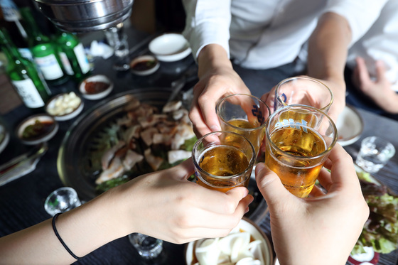 창천동 한 고깃집에서 인근에서 근무하는 직장인들이 고기와 함께 술을 마시고 있다.우상조 기자