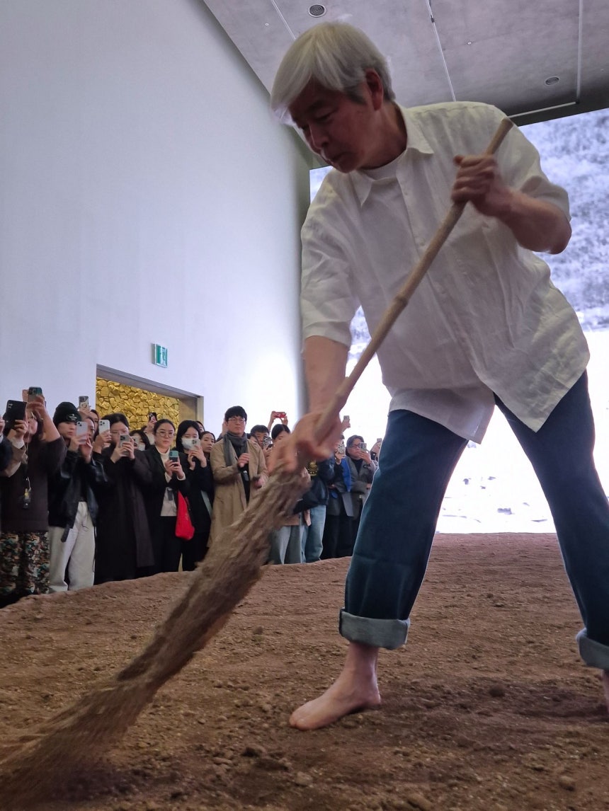 6일 뮤지엄 산에서 이배(70)가 싸리비로 흙을 쓰는 퍼포먼스를 벌이고 있다.종이에 큰 붓으로 그리는 것과 다를 바 없다고 했다.원주=권근영 기자