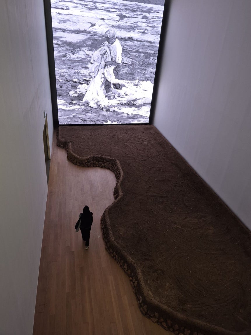 뮤지엄 산 청조갤러리 3에서는 이배의 고향인 경북 청도의 밭에서 퍼온 흙을 깔고 9m 스크린에 13분 5초 영상을 상영한다.원주=권근영 기자