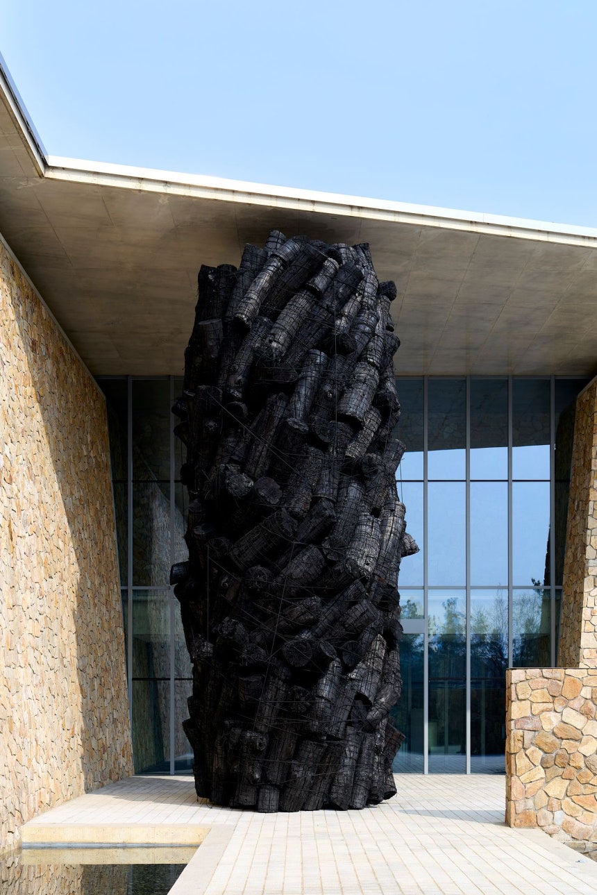 안도 다다오가 설계한 원주 뮤지엄 산 본관 입구를 가로막듯 설치한 '불로부터(Issu du feu)'.사진 뮤지엄 산