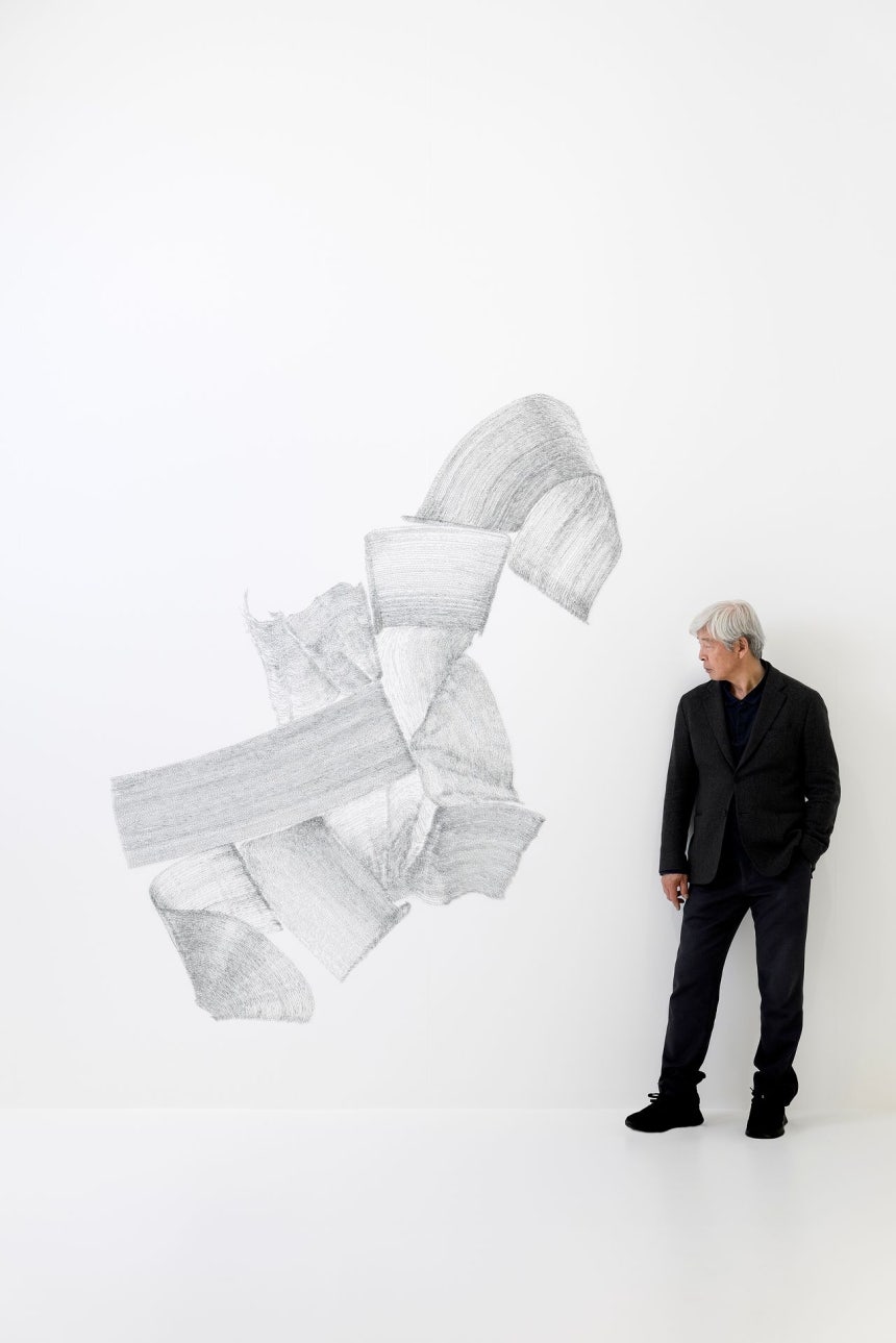 원주 뮤지엄 산에서 대규모 개인전‘En attendant: 기다리며’를 여는 이배.왼쪽 작품은 스테이플러 3만5000개를 찍어 만든 '붓질'.사진 뮤지엄 산