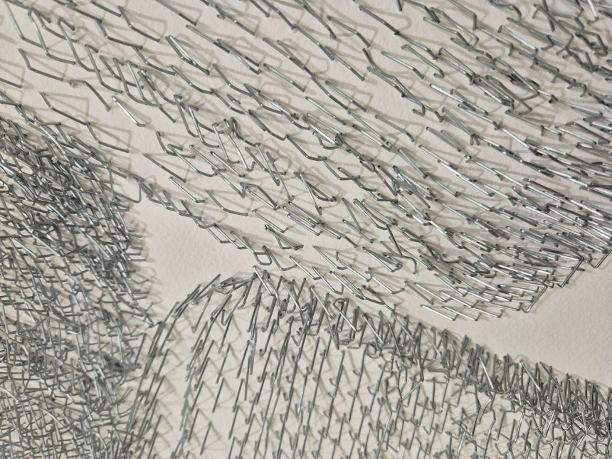 스테이플러를 찍어 만든 '붓질'의 세부.원주=권근영 기자