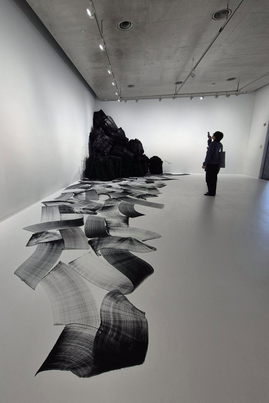 미술관 청조갤러리 2는 숯의 방이다.벽과 바닥에 종이를 발랐고,숯으로 된 안료로 붓질하고 숯더미를 쌓았다.원주=권근영 기자