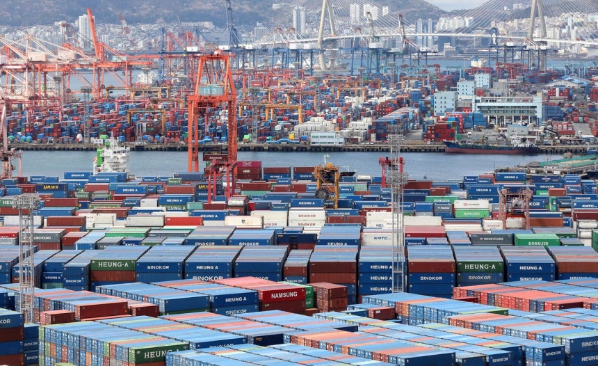 지난달 31일 부산항 신선대부두와 감만부두 야적장의 컨테이너 모습. 뉴스1