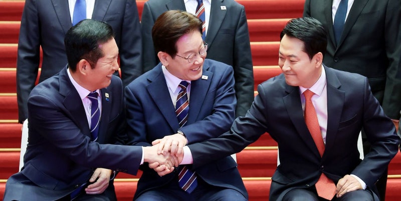 [사진] “손 잡는 연습 해보세요”