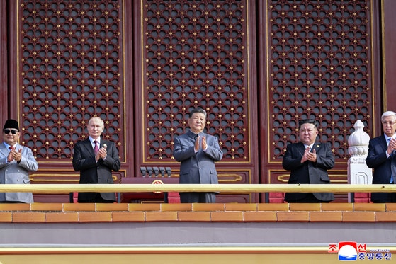 눈 깔던 ‘공손 김정은’ 어디로? 시진핑 앞 뜻밖의 권총 자세