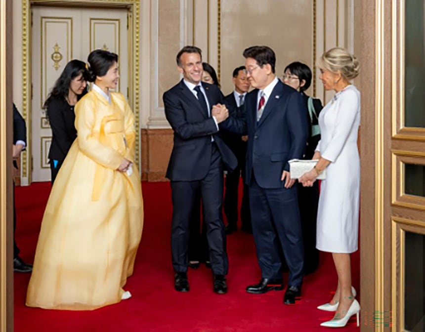 프랑스 대통령실 소속 사진가 알렉산드라 르봉의 6일 인스타그램 캡처