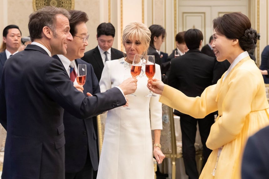 이재명 대통령 부부와 에마뉘엘 마크롱 프랑스 대통령 부부가 3일 청와대에서 열린 국빈 방한 환영 오찬에서 건배하고 있다. 전민규 기자
