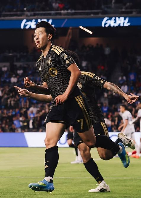 마침내 첫 골…찰칵 대신 ‘더 떠들어봐’ 세리머니