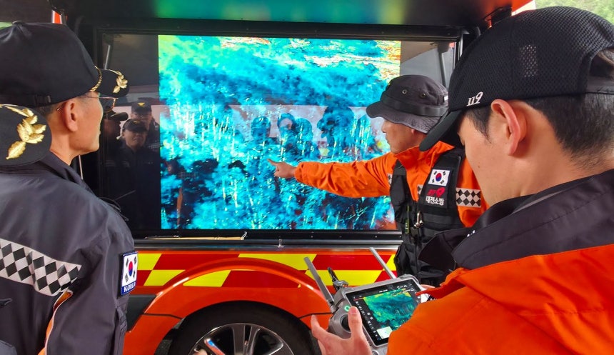 대전 오월드에서 탈출한 늑대 포획에 나선 소방대원들이 9일 열화상 카메라를 탑재한 드론으로 동물원 인근 야산을 수색하고 있다. 김성태 객원기자