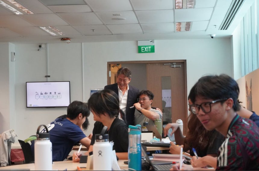 조남준 교수(가운데)가 최근 난양공대에서 열린 아너스 칼리지 르네상스 엔지니어링 프로그램에서 강의하고 있다.사진 NTU