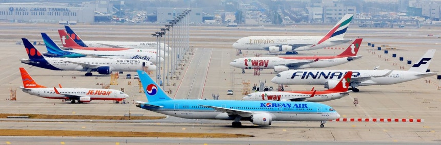 중동 사태로 국제유가가 치솟으면서 이번 달 발권하는 항공권에 부과되는 유류할증료가 전달과 비교해 일제히 최대 3배 이상 올랐다. 할증료 산정 기준이 되는 국제유가가 계속해서 오르면서 5월 적용되는 유류할증료가 사상