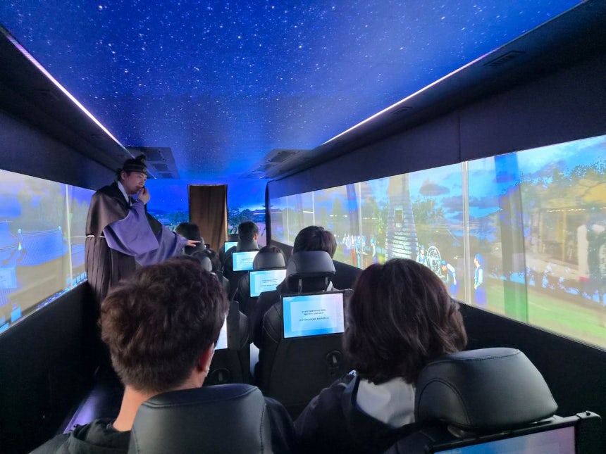 지난 17일 경북 경주시가 운영하는 '골든 신라 경주 XR 버스'에서 탑승객들이 실감형 XR 콘텐트를 감상하고 있다.김정석 기자