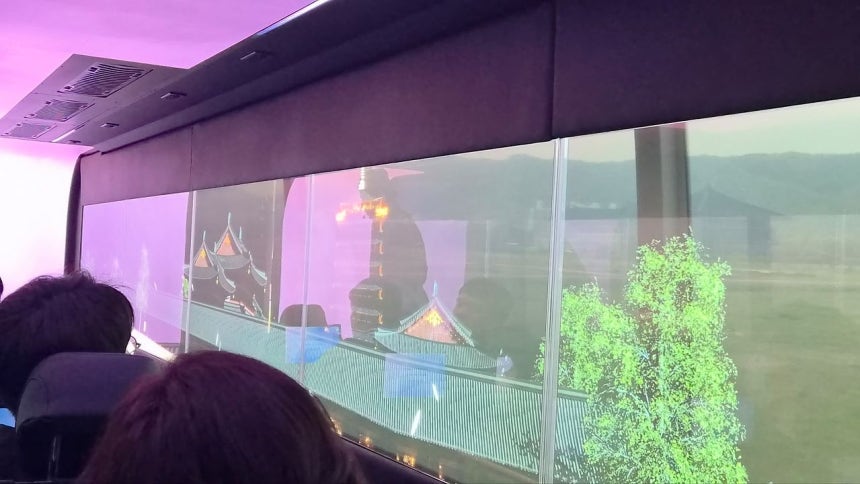 지난 17일 경북 경주시가 운영하는 '골든 신라 경주 XR 버스'에서 탑승객들이 실감형 XR 콘텐트를 감상하고 있다.김정석 기자