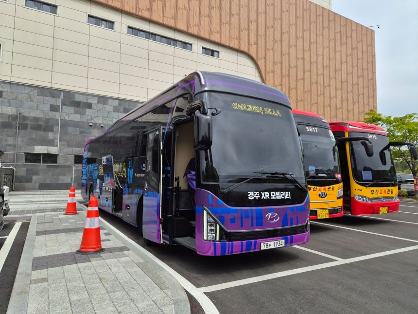 지난 17일 경북 경주시 보문관광단지 내 경주화백컨벤션센터 주차장에 '골든 신라 경주 XR 버스'가 탑승객들을 기다리고 있다.김정석 기자